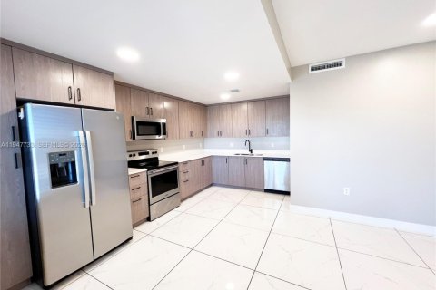 Снять в аренду таунхаус в Хомстед, Флорида 4 спальни, 129.88м2, № 2003818 - фото 5