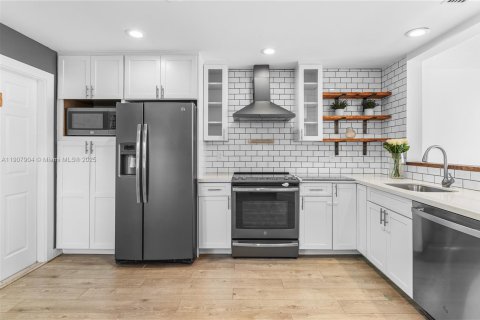 Townhouse in Fort Lauderdale, Florida 2 bedrooms, 124.4 sq.m. № 1965731 - photo 3