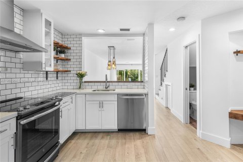 Townhouse in Fort Lauderdale, Florida 2 bedrooms, 124.4 sq.m. № 1965731 - photo 6