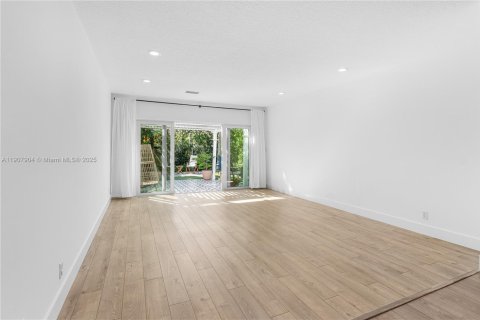 Townhouse in Fort Lauderdale, Florida 2 bedrooms, 124.4 sq.m. № 1965731 - photo 11