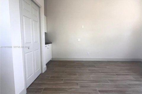 Propiedad comercial en alquiler en Miami, Florida, 1 dormitorio № 2079289 - foto 2