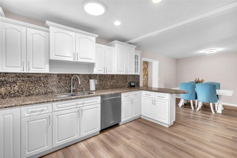 House in Davie, Florida 3 bedrooms, 216.93 sq.m. № 1752447 - photo 9