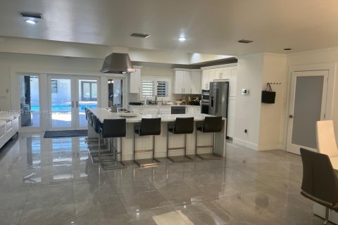 House in Miami, Florida 5 bedrooms, 513.1 sq.m. № 1948304 - photo 4