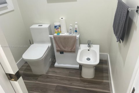 House in Miami, Florida 5 bedrooms, 513.1 sq.m. № 1948304 - photo 27