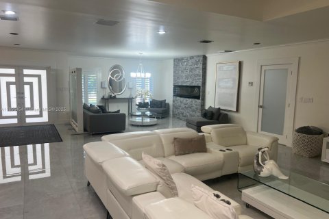 House in Miami, Florida 5 bedrooms, 513.1 sq.m. № 1948304 - photo 6