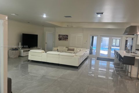 House in Miami, Florida 5 bedrooms, 513.1 sq.m. № 1948304 - photo 3