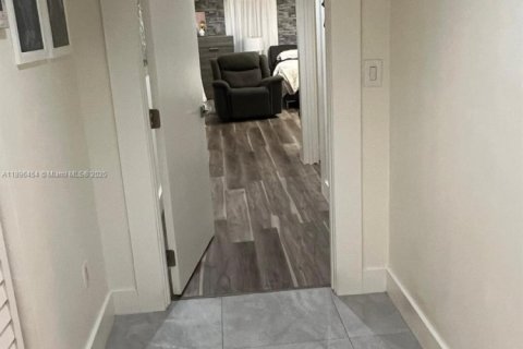 House in Miami, Florida 5 bedrooms, 513.1 sq.m. № 1948304 - photo 21