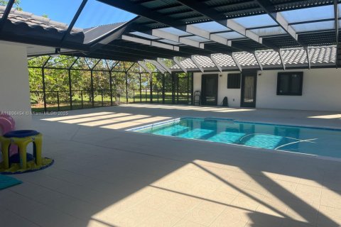 House in Miami, Florida 5 bedrooms, 513.1 sq.m. № 1948304 - photo 9