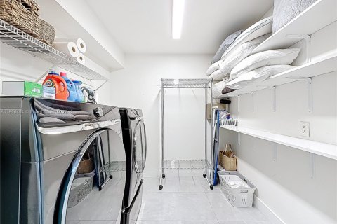 House in Miami, Florida 5 bedrooms, 513.1 sq.m. № 1948304 - photo 30