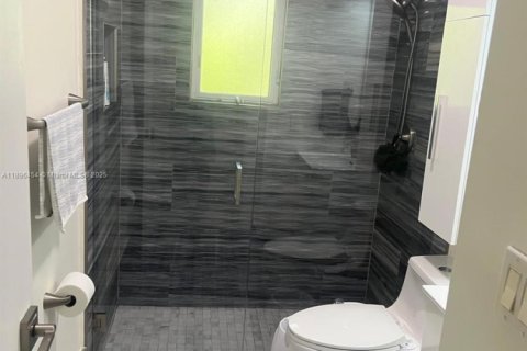 House in Miami, Florida 5 bedrooms, 513.1 sq.m. № 1948304 - photo 20