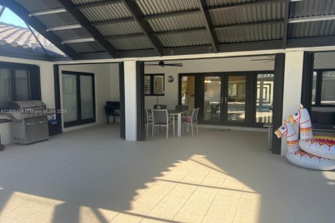 House in Miami, Florida 5 bedrooms, 513.1 sq.m. № 1948304 - photo 11