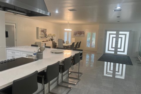 House in Miami, Florida 5 bedrooms, 513.1 sq.m. № 1948304 - photo 5