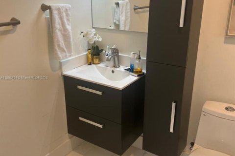 House in Miami, Florida 5 bedrooms, 513.1 sq.m. № 1948304 - photo 13