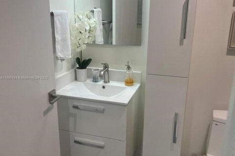 House in Miami, Florida 5 bedrooms, 513.1 sq.m. № 1948304 - photo 16