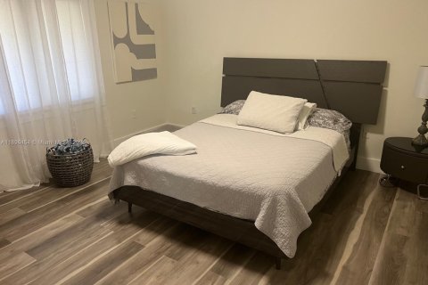 House in Miami, Florida 5 bedrooms, 513.1 sq.m. № 1948304 - photo 17