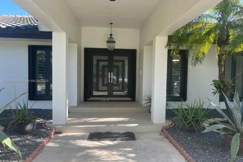 House in Miami, Florida 5 bedrooms, 513.1 sq.m. № 1948304 - photo 2