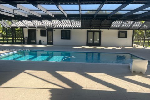 House in Miami, Florida 5 bedrooms, 513.1 sq.m. № 1948304 - photo 8