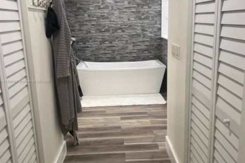 House in Miami, Florida 5 bedrooms, 513.1 sq.m. № 1948304 - photo 26