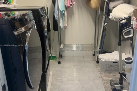 House in Miami, Florida 5 bedrooms, 513.1 sq.m. № 1948304 - photo 22