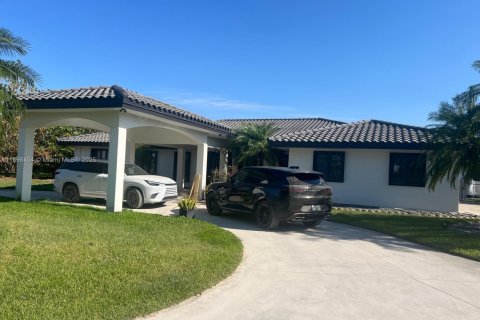 House in Miami, Florida 5 bedrooms, 513.1 sq.m. № 1948304 - photo 1
