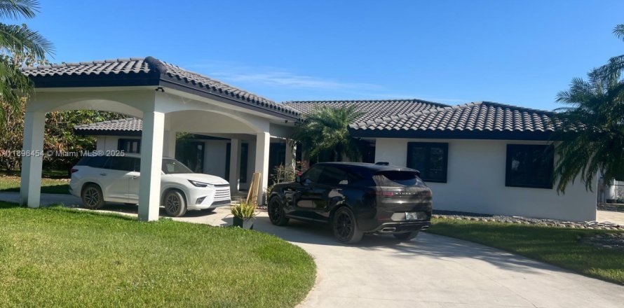 House in Miami, Florida 5 bedrooms, 513.1 sq.m. № 1948304