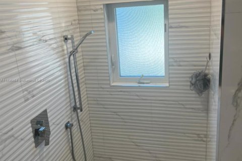 House in Miami, Florida 5 bedrooms, 513.1 sq.m. № 1948304 - photo 28