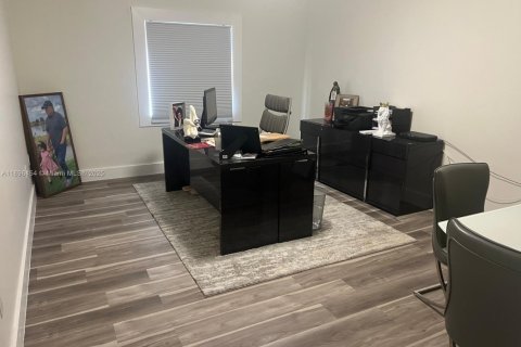 House in Miami, Florida 5 bedrooms, 513.1 sq.m. № 1948304 - photo 23