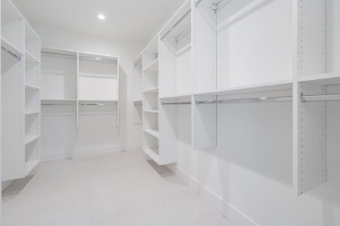 House in Tampa, Florida 4 bedrooms, 284.28 sq.m. № 2379748 - photo 18