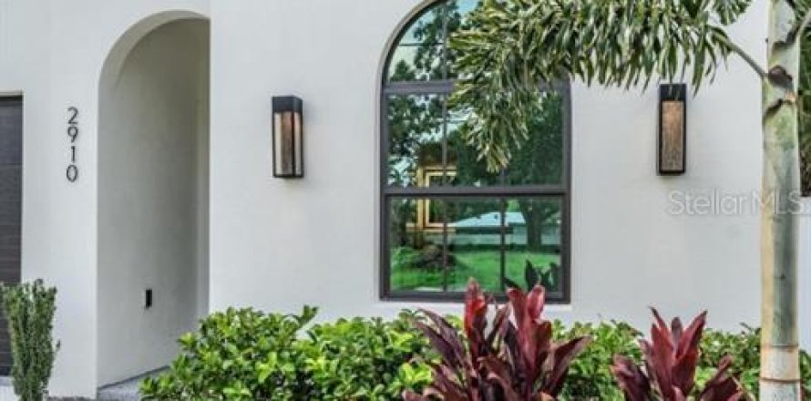 House in Tampa, Florida 4 bedrooms, 284.28 sq.m. № 2379748