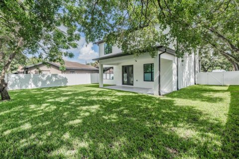 House in Tampa, Florida 4 bedrooms, 284.28 sq.m. № 2379748 - photo 3