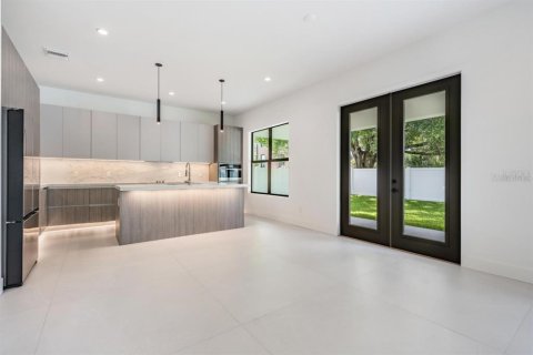 House in Tampa, Florida 4 bedrooms, 284.28 sq.m. № 2379748 - photo 13