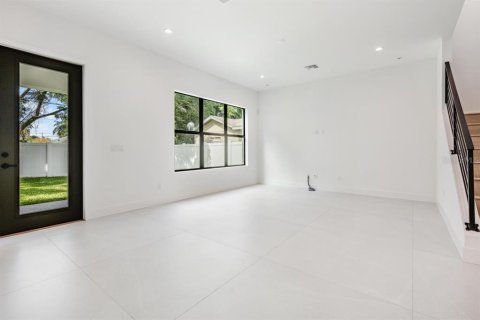 House in Tampa, Florida 4 bedrooms, 284.28 sq.m. № 2379748 - photo 11