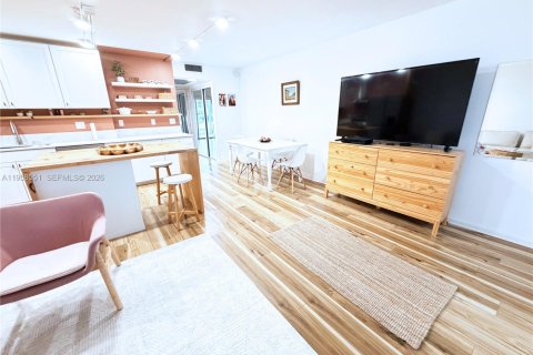 Condo in Deerfield Beach, Florida, 1 bedroom  № 2020235 - photo 2
