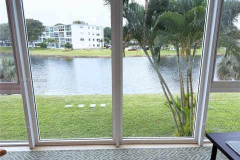 Condo in Deerfield Beach, Florida, 1 bedroom  № 2020235 - photo 16