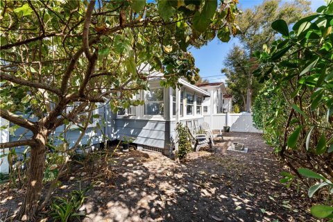 House in Saint Petersburg, Florida 3 bedrooms, 138.05 sq.m. № 2100035
