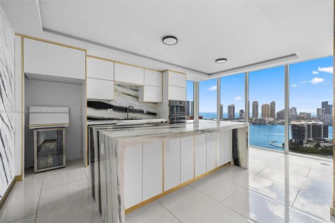 Condominio en venta en Aventura, Florida, 3 dormitorios, 252.69 m2 № 1713939 - foto 2