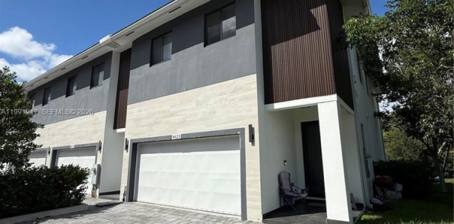 Adosado en Dania Beach, Florida 4 dormitorios, 186.92 m2 № 2057464