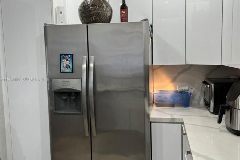 Снять в аренду кондоминиум в Майами, Флорида 3 спальни, 108.42м2, № 2044207 - фото 2