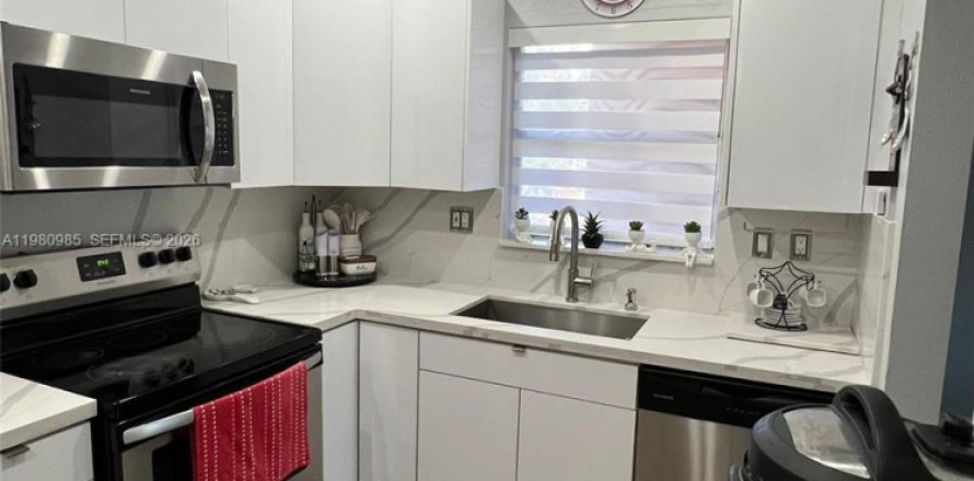 Кондоминиум с 3 спальнями в Майами, Флорида № 2044207