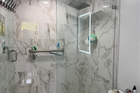 Купить кондоминиум в Майами, Флорида 2 спальни, 84.17м2, № 1895572 - фото 13