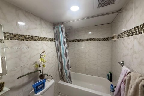 Купить кондоминиум в Майами, Флорида 2 спальни, 84.17м2, № 1895572 - фото 9