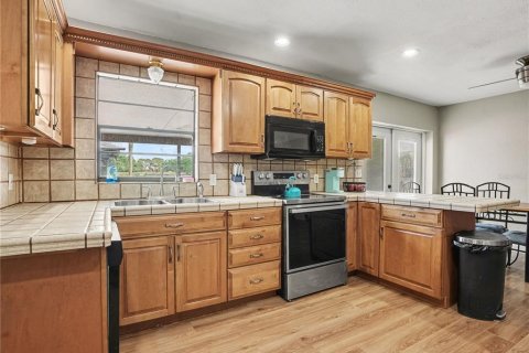House in Lakeland, Florida 4 bedrooms, 161.84 sq.m. № 2420483 - photo 8