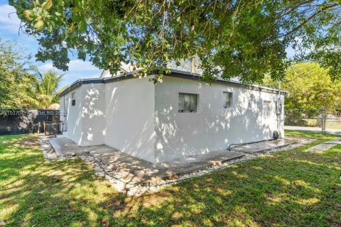 House in Miami, Florida 3 bedrooms, 92.62 sq.m. № 1994894 - photo 16