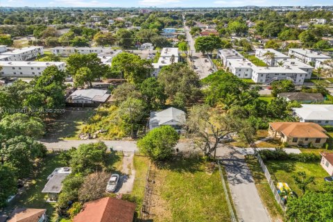 House in Miami, Florida 3 bedrooms, 92.62 sq.m. № 1994894 - photo 26