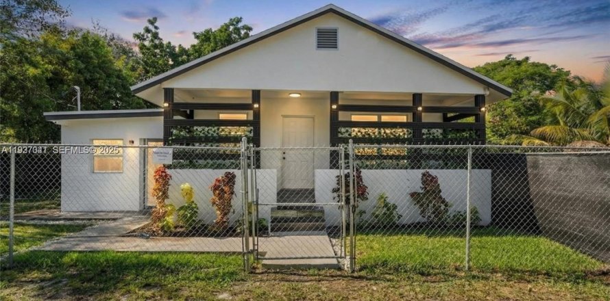 House in Miami, Florida 3 bedrooms, 92.62 sq.m. № 1994894