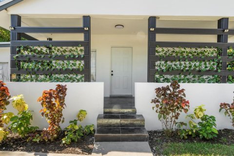 House in Miami, Florida 3 bedrooms, 92.62 sq.m. № 1994894 - photo 9