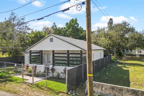 House in Miami, Florida 3 bedrooms, 92.62 sq.m. № 1994894 - photo 25