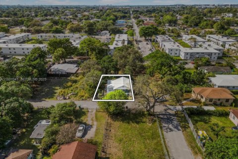 House in Miami, Florida 3 bedrooms, 92.62 sq.m. № 1994894 - photo 20