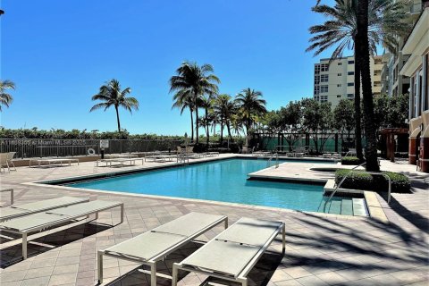 Condo in Hallandale Beach, Florida, 2 bedrooms  № 1895705 - photo 28