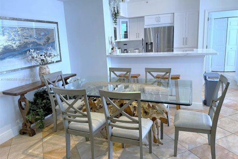 Condo in Hallandale Beach, Florida, 2 bedrooms  № 1895705 - photo 4